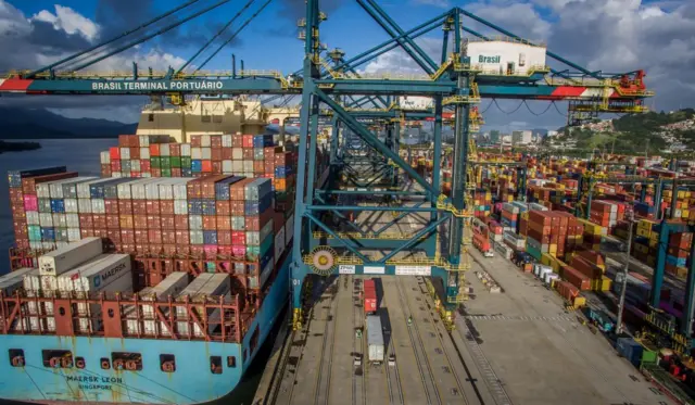 Pilhas de containers no porto de Santos