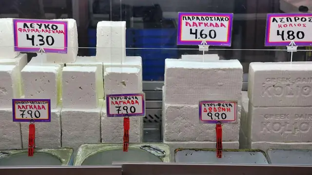 комади фета сира у продавници, фета сир