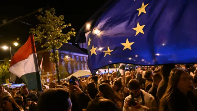 حشود مؤيدة لماغيار تحمل علمي المجر والاتحاد الأوروبي