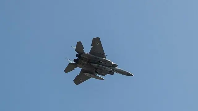20 मार्च, 2026 को इसराइल के रेहोवोट में एक इसराइली F-15 लड़ाकू विमान उड़ान भरते हुए. 