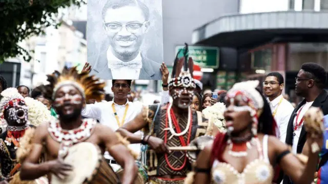 Abantu bafite ifoto ya Patrice Lumumba