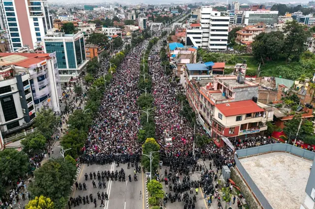 Imagem aérea de multidão na rua 
