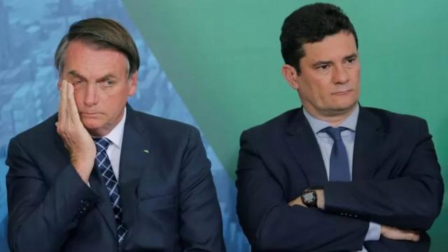 Jair Bolsonaro, um homem idoso branco com a mão no rosto, ao ladosite apostas cassinoSergio Moro, um homem brancosite apostas cassinobraços cruzados