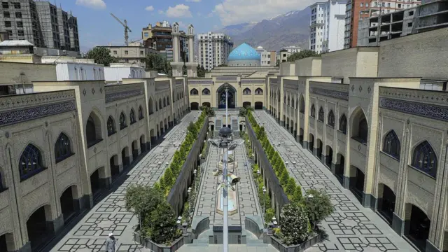 نمایی از حیاط مدرسه علمیه امام خمینی