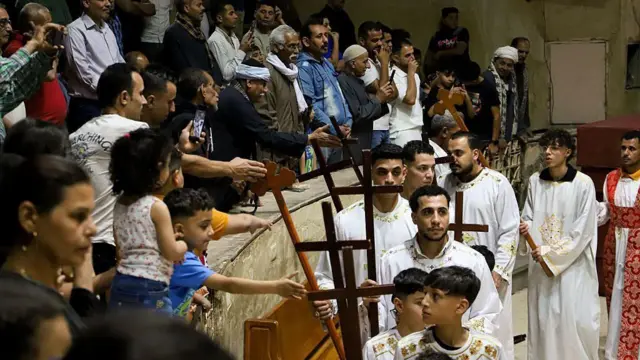 يتجمع المسيحيون الأقباط الأرثوذكس في دير القديس سمعان الدباغ، في القاهرة، مصر. 