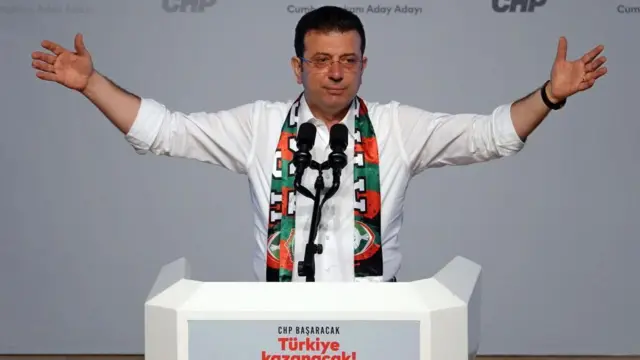 Ekrem İmamoğlu, cumhurbaşkanı aday adaylığı çalışmaları kapsamında 16 Mart'ta 2025'te Diyarbakır'da konuşuyor. Gömleğinin kolları sıyrılmış durumda. Boyunda ise Amedspor atkısı var. 