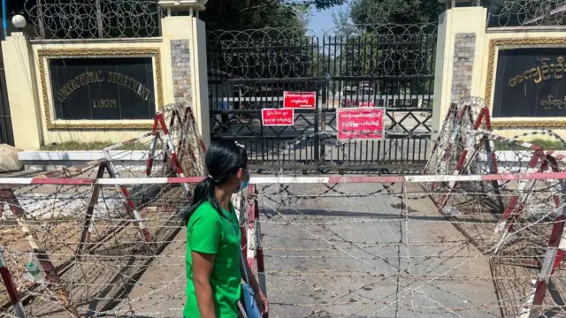 စစ်ကောင်စီလွတ်ငြိမ်းနဲ့လွတ်မြောက်လာမယ့်သူတွေကို ဆွေမျိုးမိဘတွေက အင်းစိန်ထောင်ရှေ့မှာ ပြီးခဲ့တဲ့နှစ် လဆန်းတုန်းက စောင့်ဆိုင်းနေကြချိန်