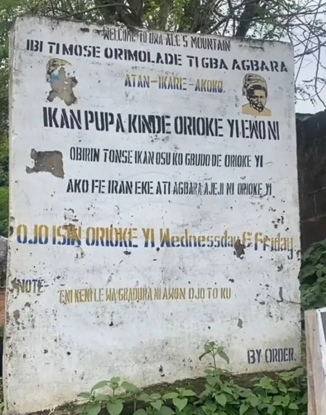 Akọle nla kan to wa lori oke meji, wọn ni ibi ti Mose Orimolade ti gba agbara