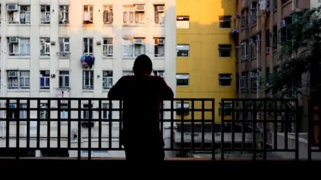 पाठमोरी व्यक्ती 