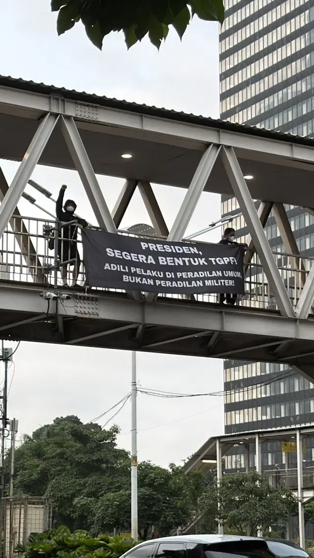 Spanduk terkait kasus penyiraman air keras terhadap Andrie Yunus