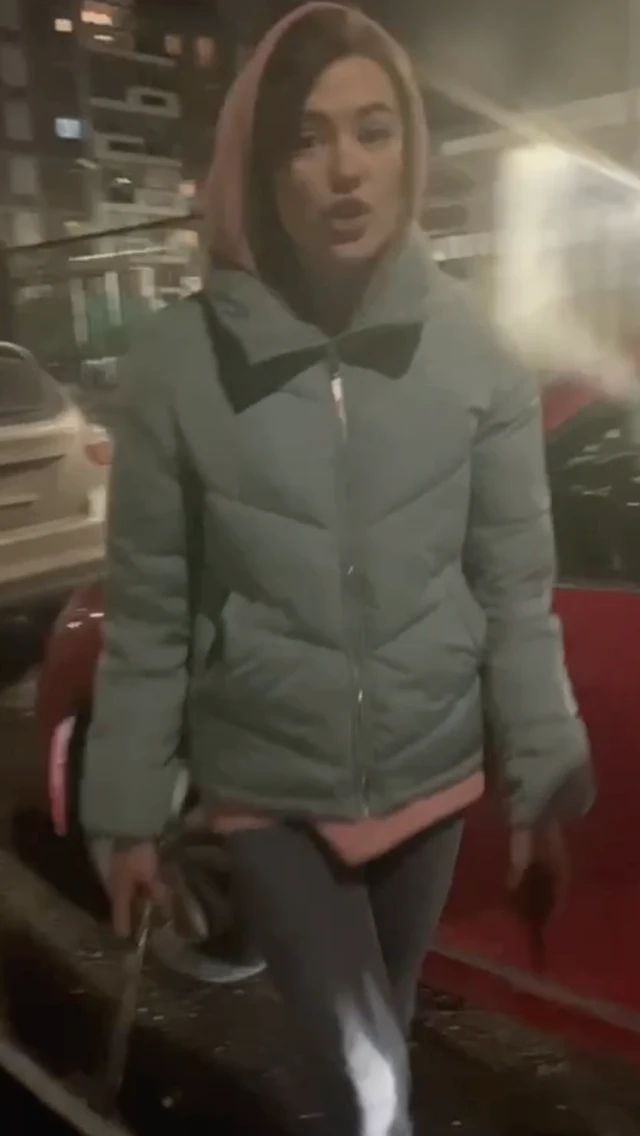 Карина с большим ножом в руке во время конфликта на дороге