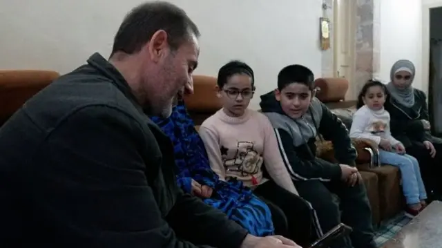 Yasser Abu Markhiya (à gauche) et sa famille.