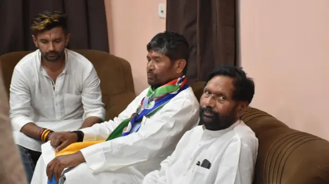 रामविलास पासवान अपने भाई पशुपति पारस और बेटे चिराग के साथ. फ़ाइल फ़ोटो