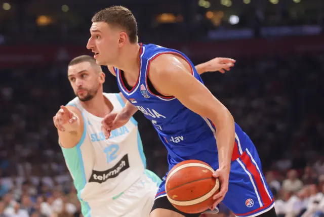 Nikola Jović u prodoru protiv Slovenije, na poslednjoj pripremnoj utakmici pred Evrobasket 2025.