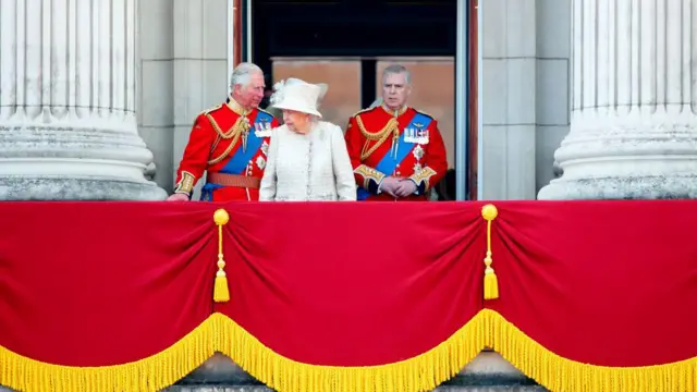 Принц Чарльз, королева Єлизавета та принц Ендрю на балконі Букінгемського палацу у 2019 році