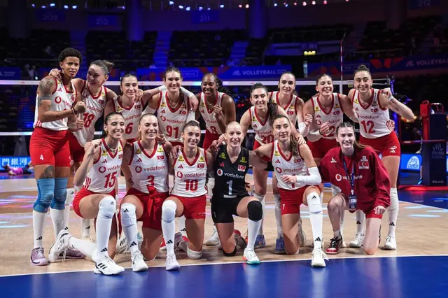 A milli voleybol takımı fotoğraf çektiriyor. 