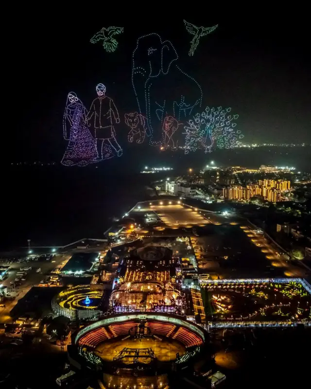 अनंत अंबानीच्या प्री वेडिंग सोहळ्यातील लेझर शो.