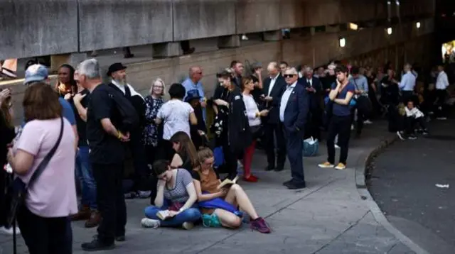 Ọha ndị na-eche ịhụ akpatị ozu Ezenwaanyị nke abụọ na Westminster Hall