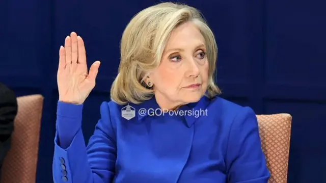 Hilari Klinton u plavom odelu sa desnom podignutom rukom