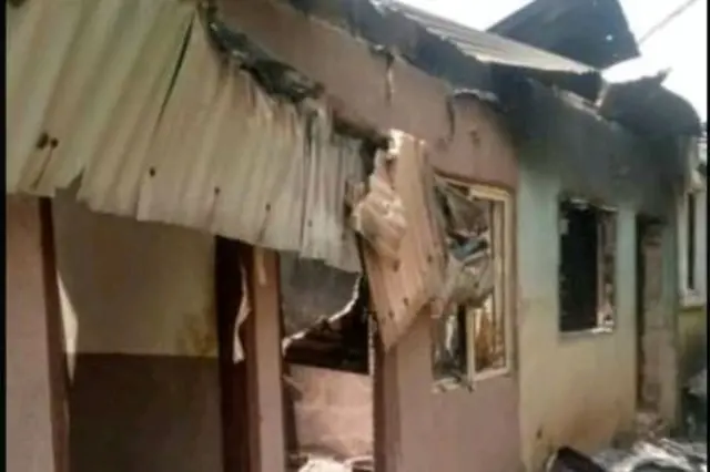 Ụlọ ndị a gbara ọkụ n'Amangwu