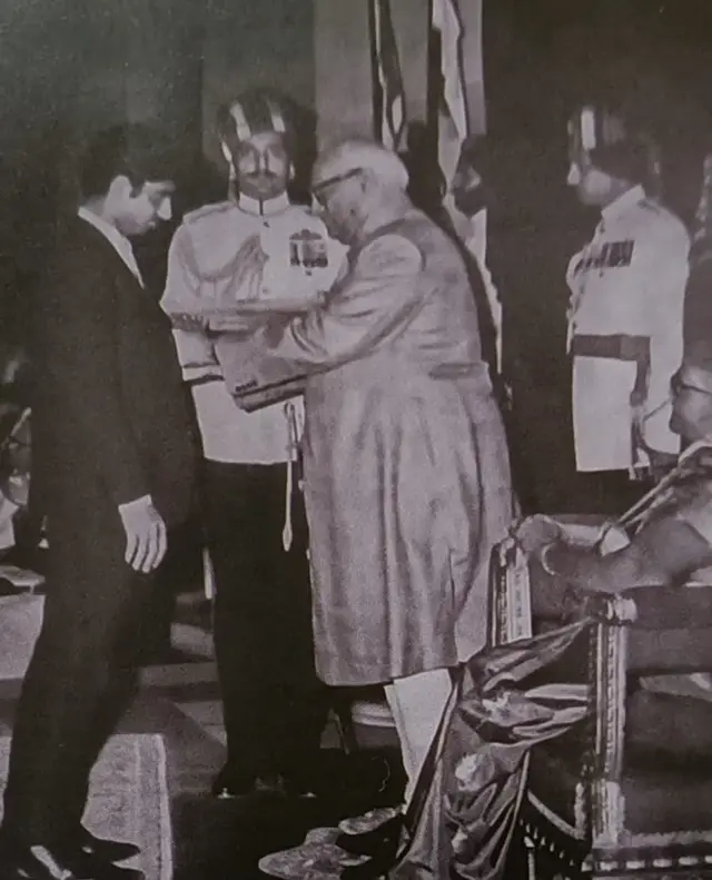 राष्ट्रपति वीवी गिरी से पद्मश्री अलंकरण लेते हुए विश्वनाथ