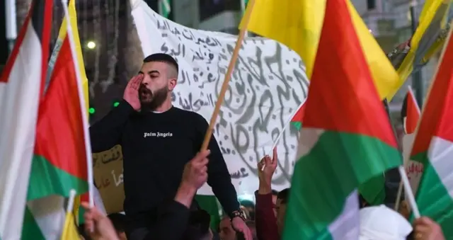 متظاهرون في رام الله بالضفة الغربية يهتفون دعما لفلسطينيي غزة