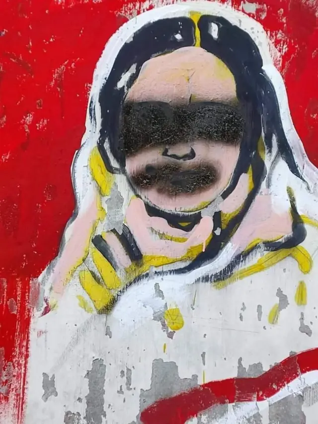 বেগম রোকেয়ার গ্রাফিতি’র চোখ ও মুখে কালো রং