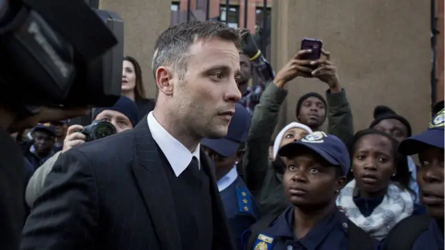 Pistorius saliendo de una de las audiencias en Pretoria.
