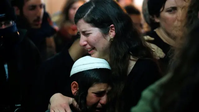 Dadka dhistay deegaanka Amona ayaa wasiirka waxbarashada ugu yeeray "halyeey" maadaa uu u ol'oleeyo in la sharciyeeyo dhismeyaashan