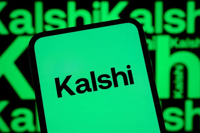 Pantalla de teléfono con logo de Kalshi que simplemente es la palabra escrita en negro con fondo verde. Detrás del teléfono, un fondo con el logo de Kalshi pero con los colores invertidos.
