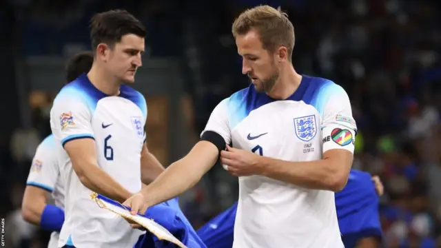 O capitão do time da Inglaterra, Harry Kane, com a braçadeira One Love