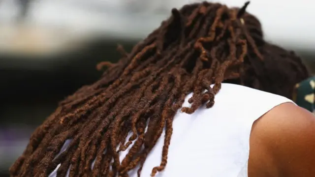 Man wey carry dreadlocs