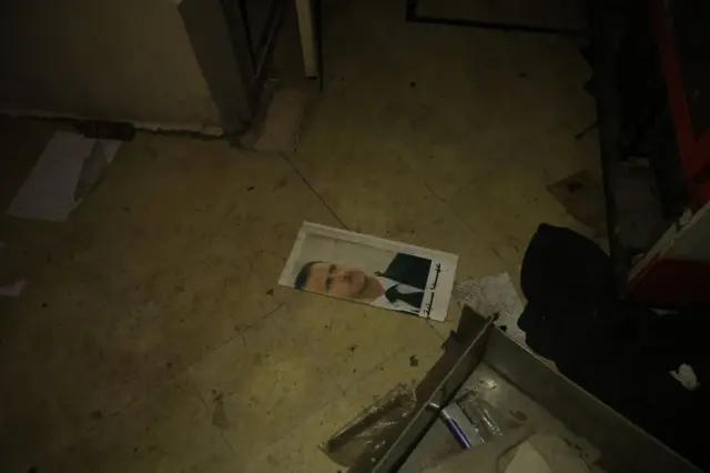 صورة الرئيس السابق بشار الأسد ملقاة أرضاً في إدارة المخابرات الجوية، أحد مراكز التعذيب والاستجواب قبل سقوط نظام بشار الأسد في دمشق، سوريا في 01 يناير/ كانون الثاني 2025.