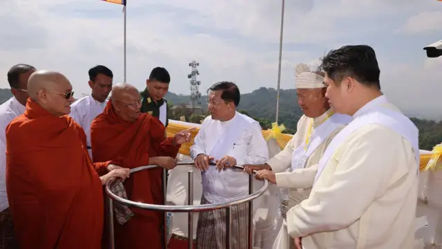 ရှမ်းပြည်ခရီးစဉ်မှာ မိသားစုနဲ့ ထီးတော်တင်၊ ကမ္ဘောဇဘဏ်သူဌေး ဦးအောင်ကိုဝင်းကိုလည်းတွေ့ရ