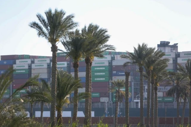 Des containers entreposés