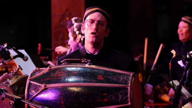 Belajar gamelan di Inggris dan dilanjutkan di Solo. Begitulah yang dilakukan sejumlah pemain gamelan Inggris.