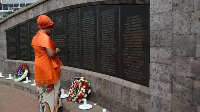 Mwanmke akisoma majina ya baadhi ya waathiriwa wa mkasa wa bomu wa ubalozi wa Kenya Jijini Nairobi 1998 katika eneo la kumbukumbu la iliokuwa ubalozi wa Markani jijini Nairobi