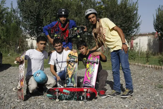 Starijim polaznicima pruža se prilika da apliciraju za neki od programa koji će im omogućiti dalju saradnju i uključenjost u zajednicu Skejtistana u vidu pozicija instruktora, mentora, organizatora događaja ili sticanje dodatnih praktičnih veština za angažovanje na projektima koje implementira ova nevladina organizacija.