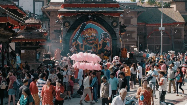 میدان دربر کتامندو؛ یکی از مهمترین جشن‌های سال. عید داشین، که مخصوص پرستش (درگا) یکی از الهه های دین هندو است؛ الهه ای که به باور نپالی ها، روحش در بدن کوماری مقیم است.