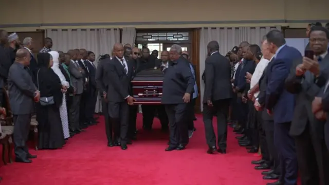 Waombolezaji wakilitazama jeneza lililoubeba mwili wa marehemu Reginald Mengi likiingizwa ndani ya ukumbi wa Karimjee jijini Dar es salaam