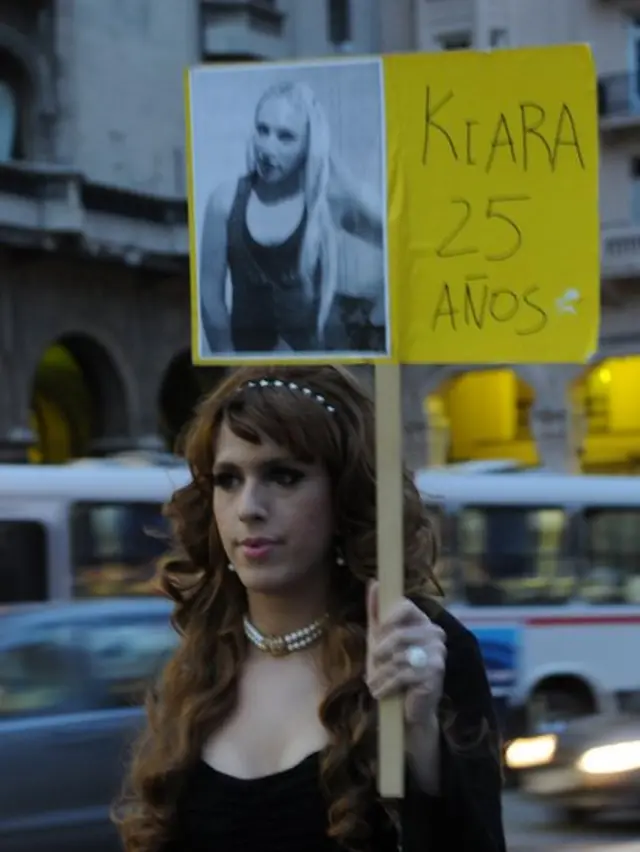 Mujer transgénero protesta por la muerte de otra trans en Montevideo.