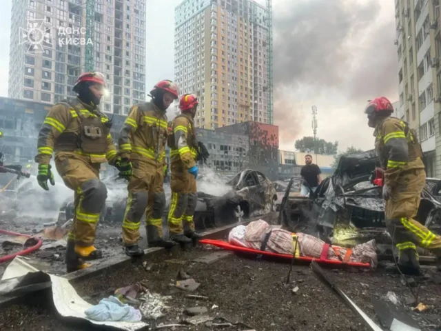 Под удар попали высотные жилые дома в Дарницком районе Киева, погибли люди