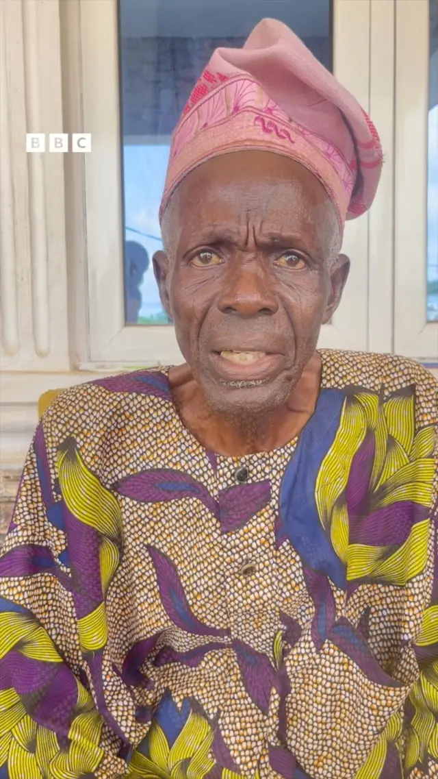 Alagba Adeniyi Adetunji wọ ankara alawọ yẹlo ati pọpu, o si de fila alawọ pinki