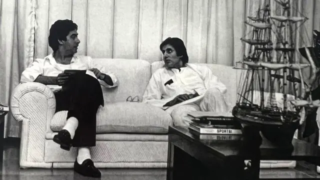 அமிதாப், இளைய சகோதரர் அஜிதாப் பச்சனுடன் (இடது)