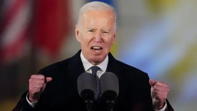 Biden gesticulando enquanto discursa