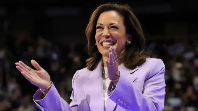 Kamala Harris aplaudindo durante discurso