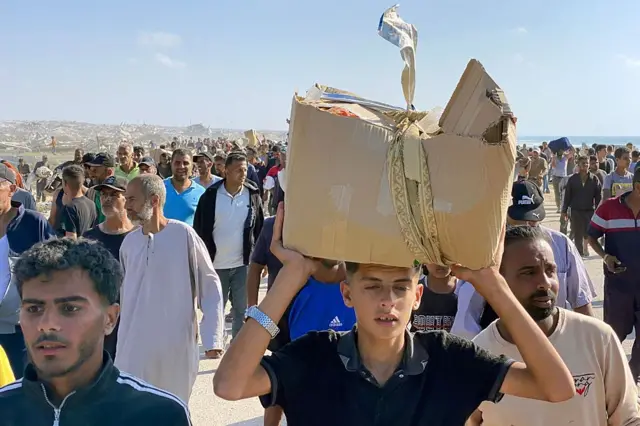 जीएचएफ़ के वितरण केंद्र पर हज़ारों लोग इकट्ठा हो गए थे