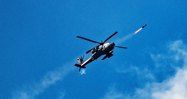İsrail helikopteri roket fırlatırken çekilen bir fotoğraf