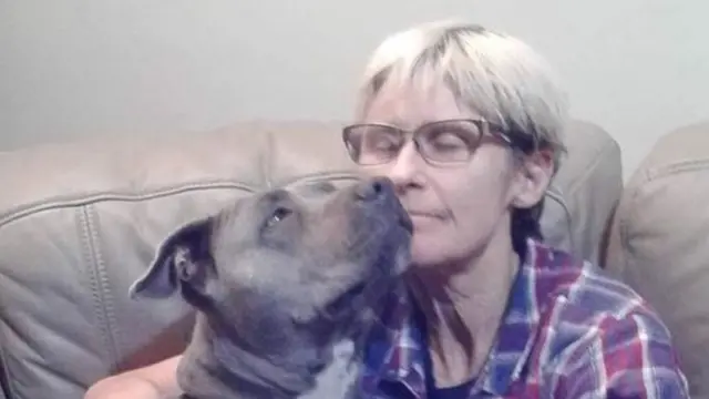 Tamra McBeath-Riley w'imyaka 52 n'imbwa ye