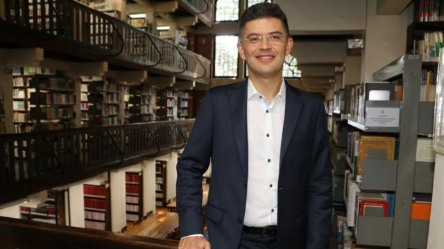 O pastor Valdinei, um homem brancocasino100óculos, terno e cabelo preto curto